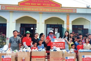 Tuổi trẻ nhà trường với tinh thần tương thân tương ái, ủng hộ đồng bào vượt qua bão lụt