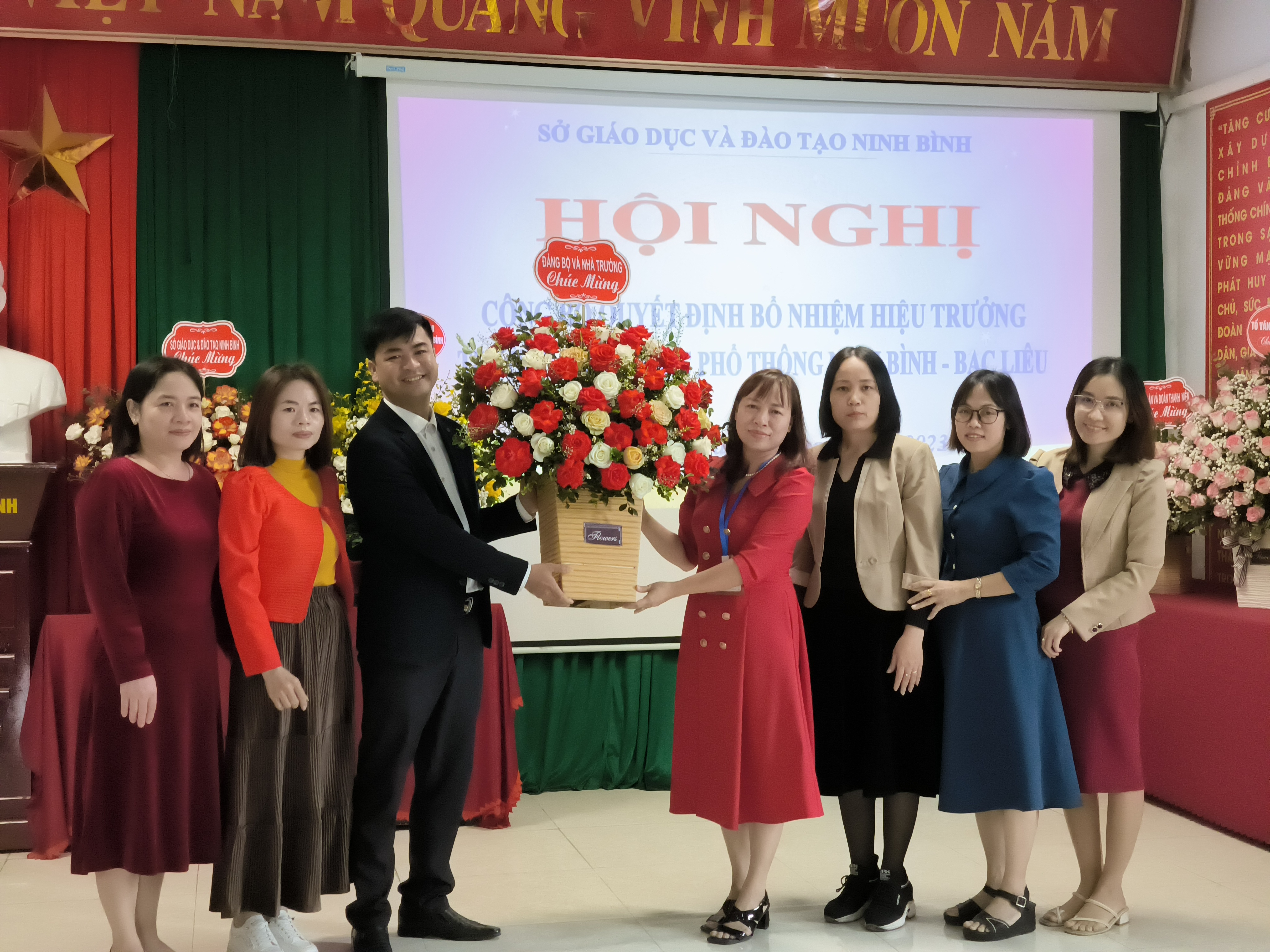 Ban giám hiệu và Đảng ủy tặng hoa chúc mừng