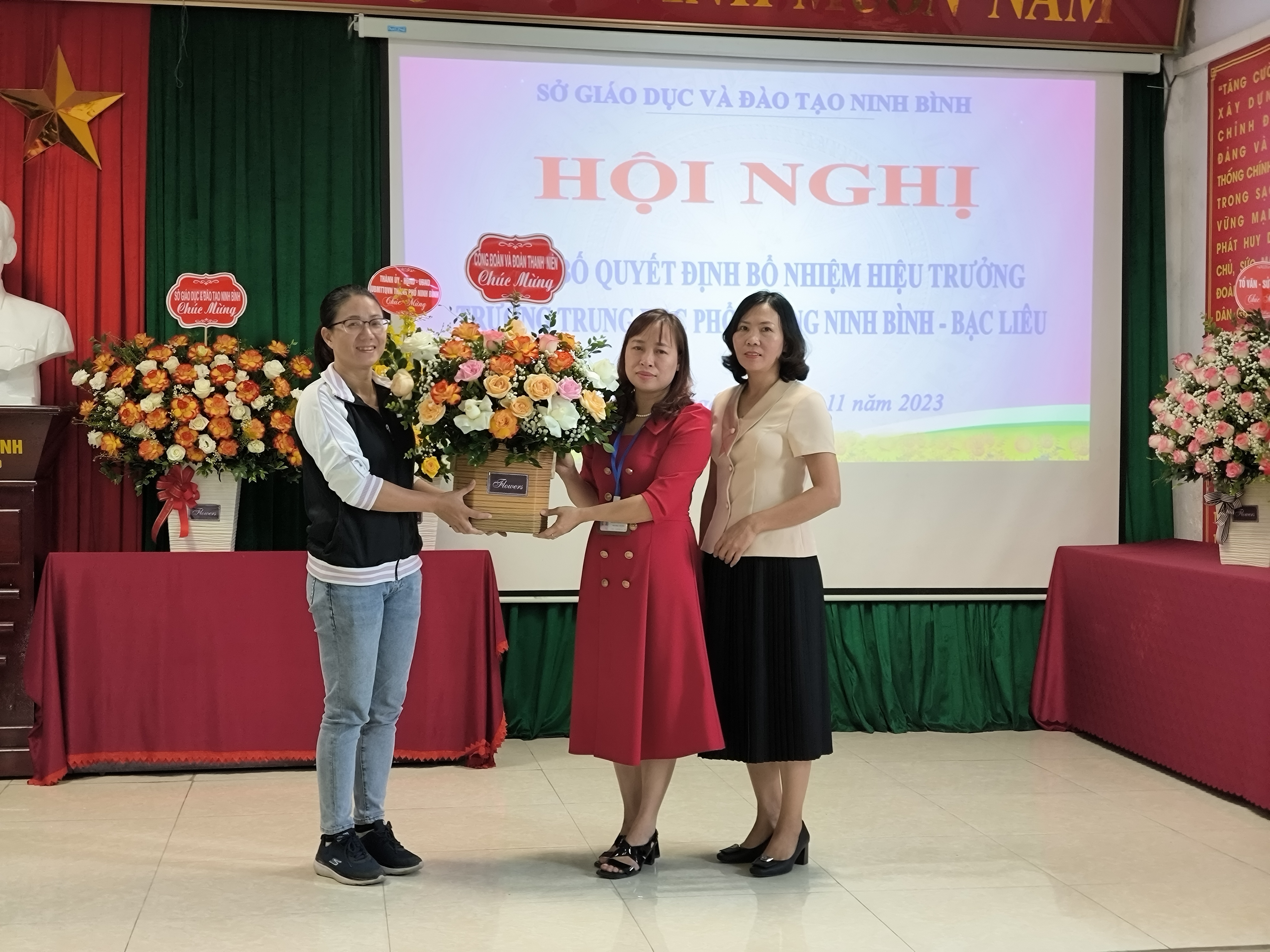 Chủ tịch Công đoàn và Bí thư Đoàn thanh niên tặng hoa chúc mừng