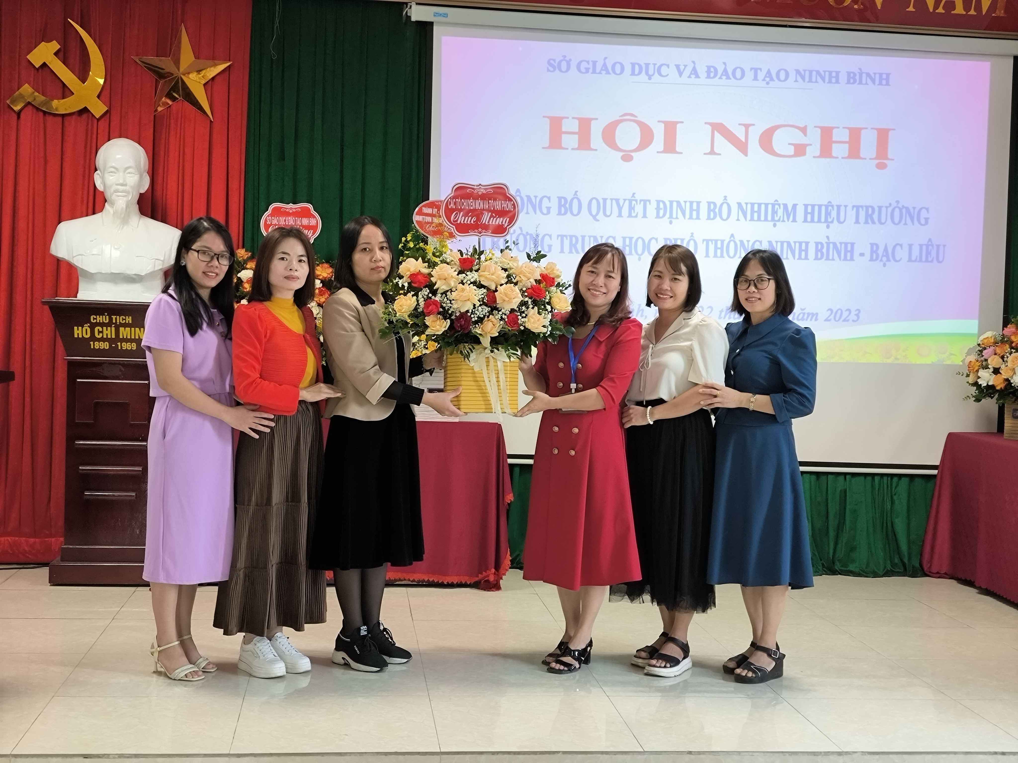 Các tổ trưởng tặng hoa chúc mừng