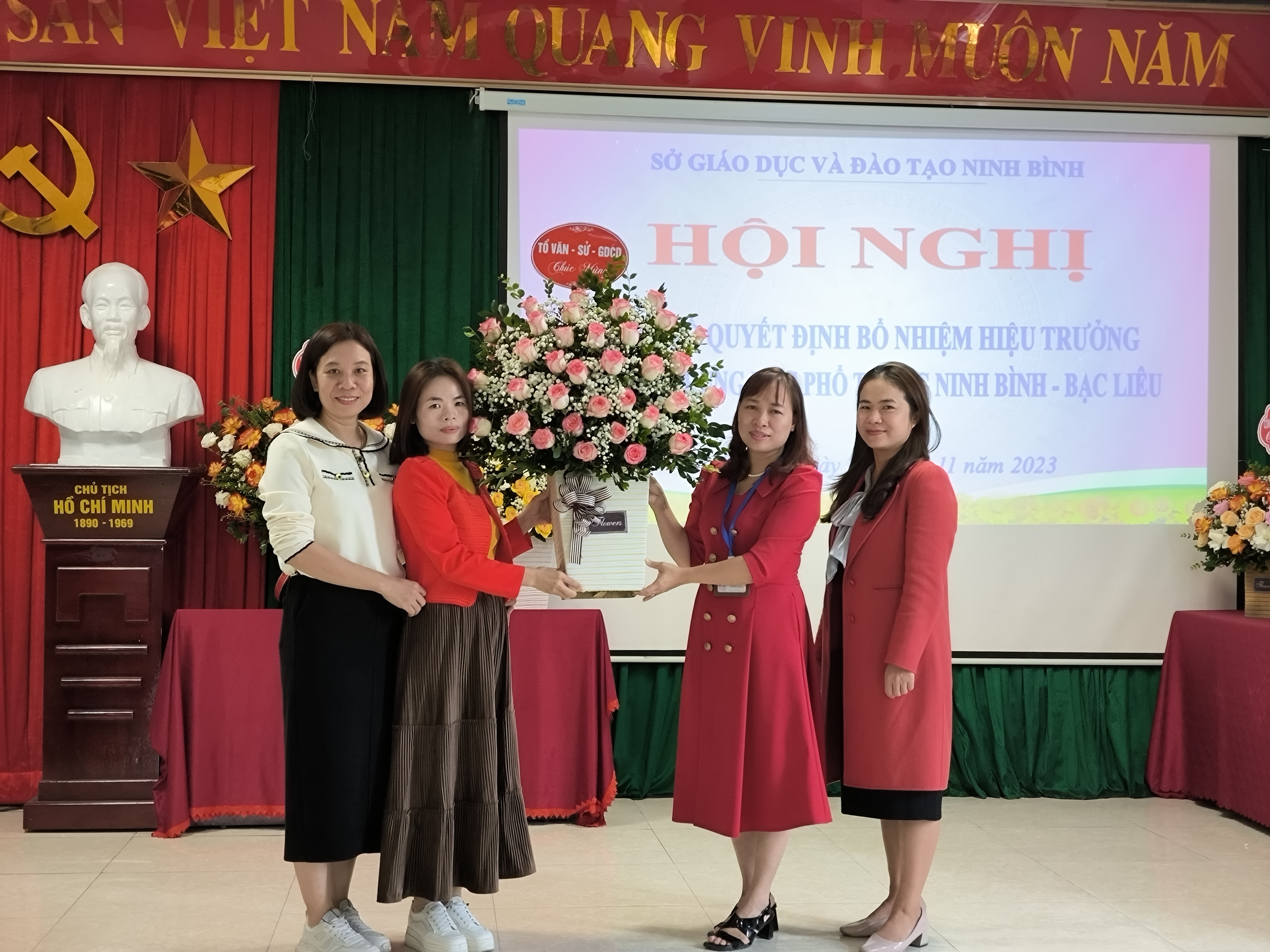 Tổ Văn-Sử-GDCD tặng hoa chúc mừng