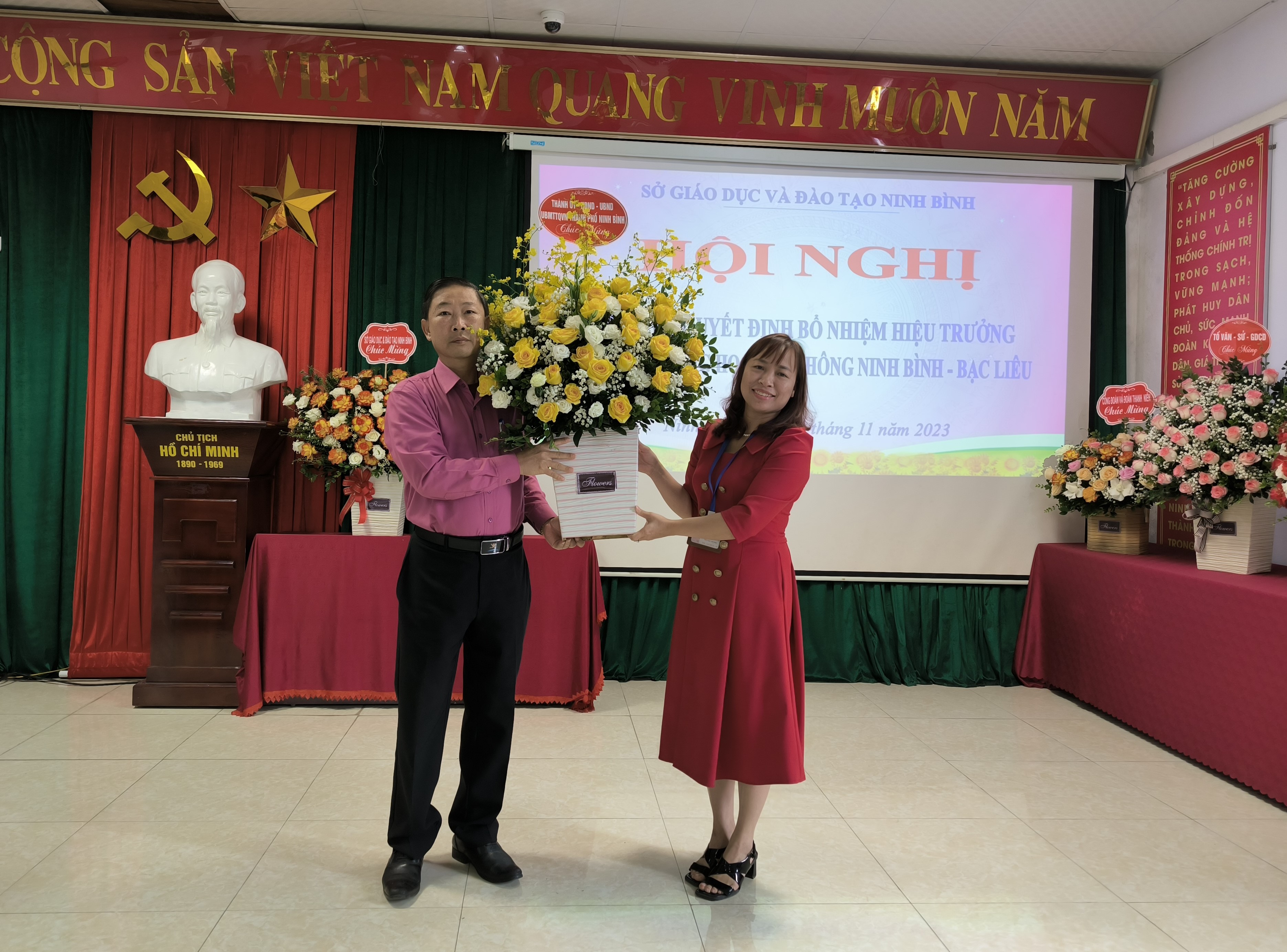 Đ/c Quyền Mạnh Toàn - Phó Bí thư thường trực Thành ủy, Chủ tịch HĐND thành phố Ninh Bình tặng hoa chúc mừng