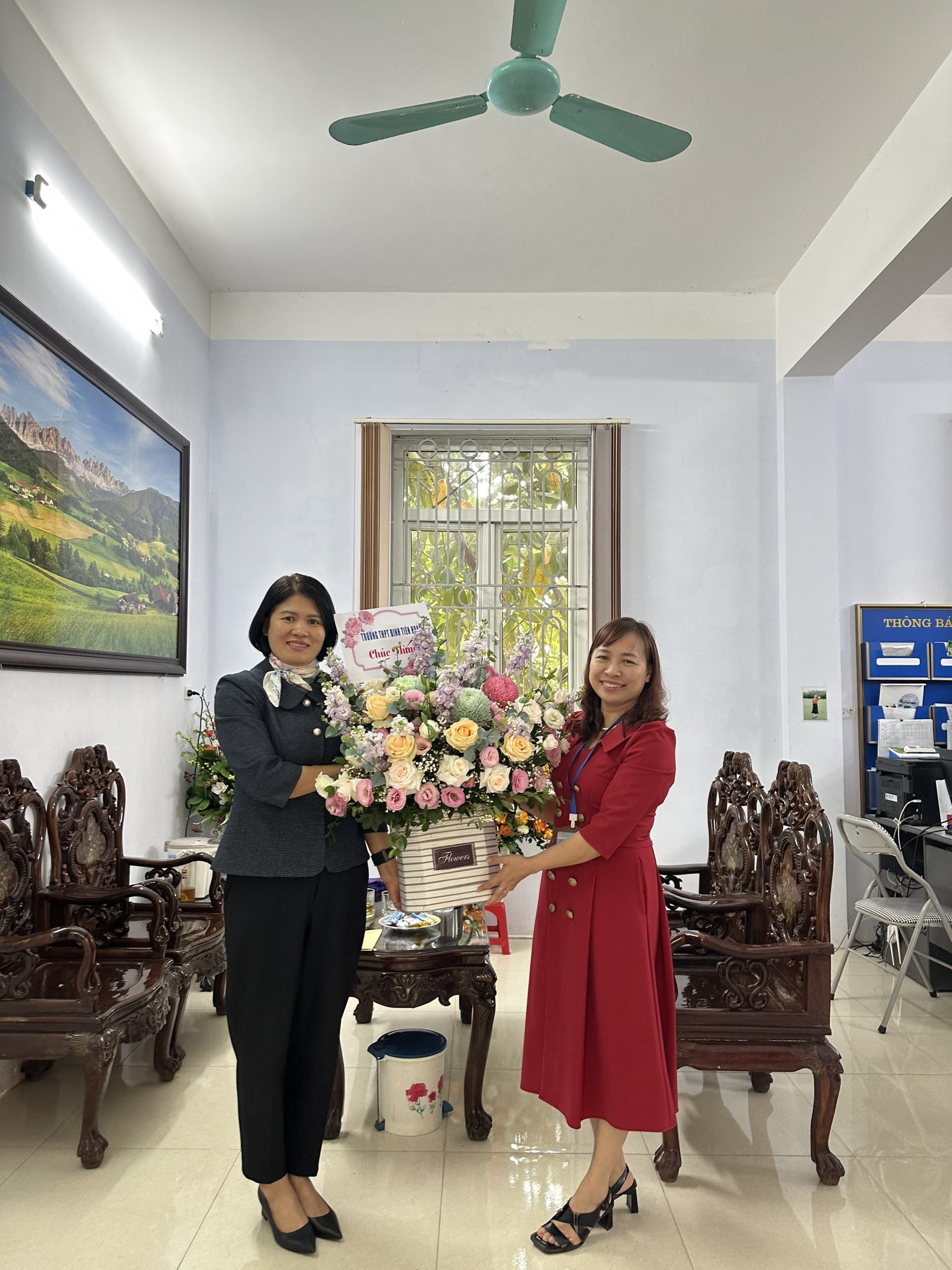 Hiệu trưởng trường THPT Đinh Tiên Hoàng tặng hoa chúc mừng